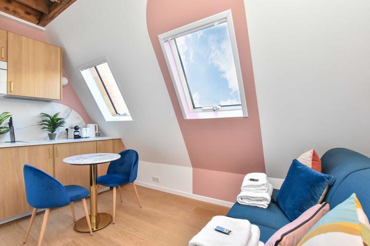 Elegant gestaltetes Wohnzimmer mit moderner Einrichtung in einer Wohnung im Building Rue de Courcelles - checkmyguest - 1350157 in 17th arrondissement, Paris