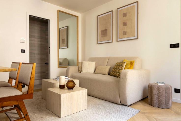Sala de estar elegantemente projetada com móveis modernos em um apartamento no Building Rue de Charonne - checkmyguest - 1350405 em 11th arrondissement, Paris Sala de estar elegantemente projetada com móveis modernos em um apartamento no Building Rue de Charonne - checkmyguest - 1350405 em 11th arrondissement, Paris