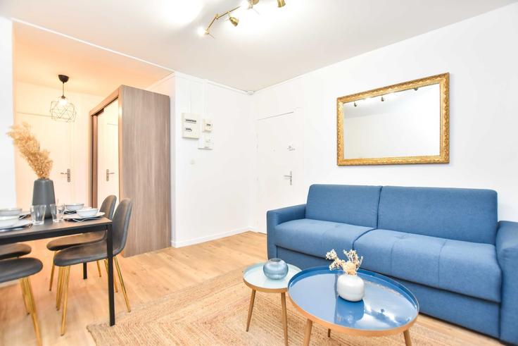 Sala de estar elegantemente projetada com móveis modernos em um apartamento no Building Rue Popincourt - checkmyguest - 1350211 em 11th arrondissement, Paris