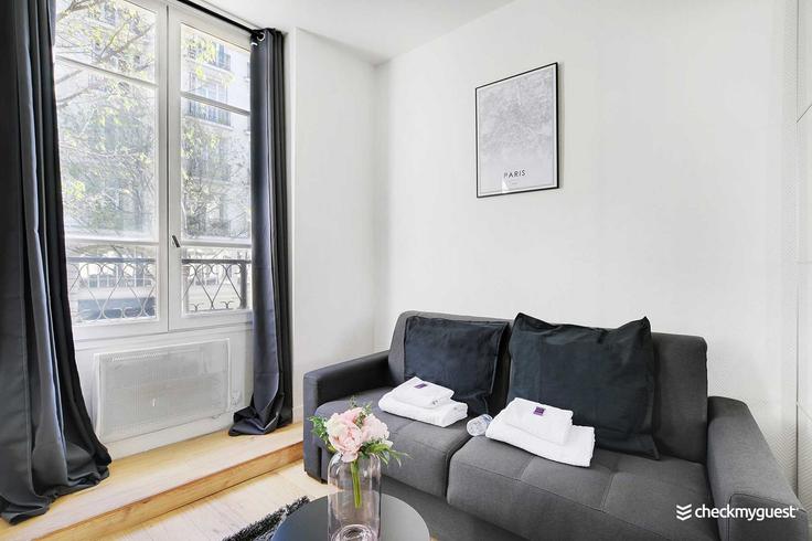 Elegant gestaltetes Wohnzimmer mit moderner Einrichtung in einer Wohnung im Building Rue de Bretagne - checkmyguest - 1350705 in 3rd arrondissement, Paris Elegant gestaltetes Wohnzimmer mit moderner Einrichtung in einer Wohnung im Building Rue de Bretagne - checkmyguest - 1350705 in 3rd arrondissement, Paris