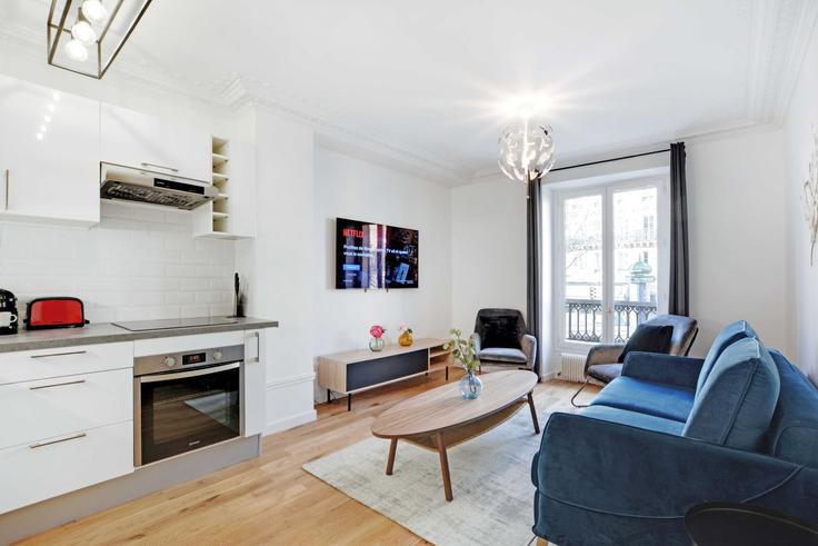 Sala de estar elegantemente projetada com móveis modernos em um apartamento no Building Boulevard Beaumarchais - checkmyguest - 1350467 em 11th arrondissement, Paris Sala de estar elegantemente projetada com móveis modernos em um apartamento no Building Boulevard Beaumarchais - checkmyguest - 1350467 em 11th arrondissement, Paris