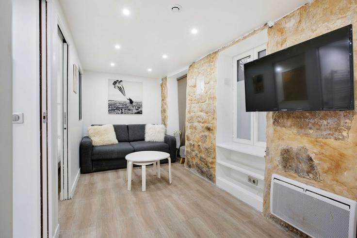 Elegant gestaltetes Wohnzimmer mit moderner Einrichtung in einer Wohnung im Building Rue Notre Dame de Nazareth - checkmyguest - 1350801 in 3rd arrondissement, Paris