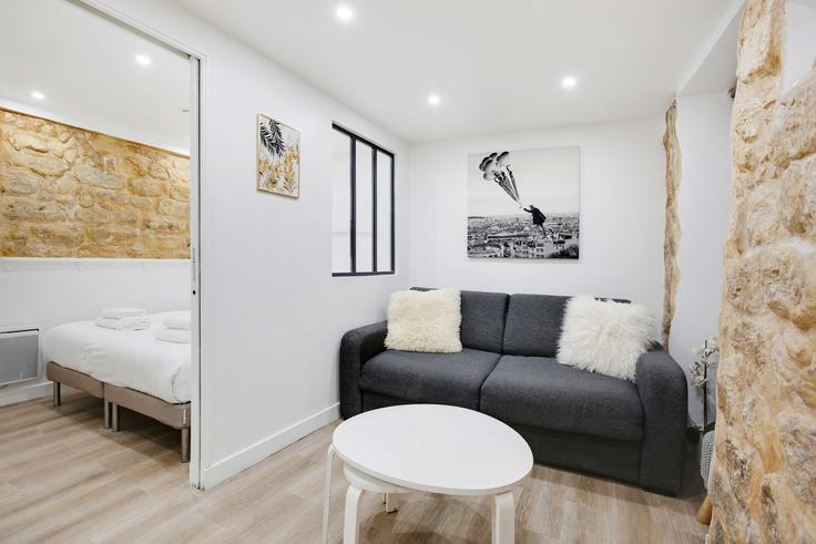 Sala de estar elegantemente projetada com móveis modernos em um apartamento no Building Rue Notre Dame de Nazareth - checkmyguest - 1350801 em 3rd arrondissement, Paris Sala de estar elegantemente projetada com móveis modernos em um apartamento no Building Rue Notre Dame de Nazareth - checkmyguest - 1350801 em 3rd arrondissement, Paris