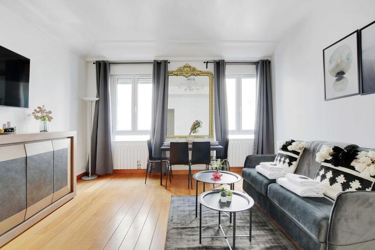 Sala de estar elegantemente projetada com móveis modernos em um apartamento no Building Boulevard de Magenta - checkmyguest - 1350456 em 10th arrondissement, Paris