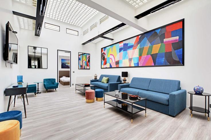 Elegant gestaltetes Wohnzimmer mit moderner Einrichtung in einer Wohnung im Building Rue Sedaine - checkmyguest - 1350129 in 11th arrondissement, Paris