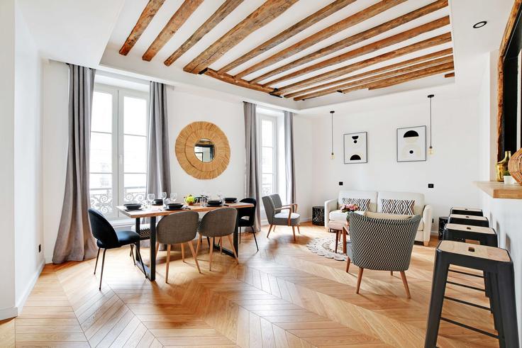 Sala de estar elegantemente projetada com móveis modernos em um apartamento no Building Rue Béranger - checkmyguest - 1350564 em 3rd arrondissement, Paris