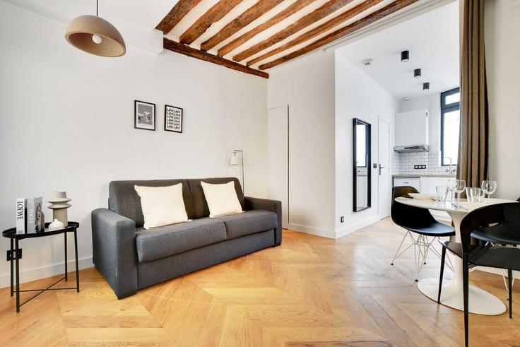 Salle de séjour élégante avec mobilier moderne dans un appartement à Building Rue Saint Denis - checkmyguest - 1350570 à 2nd arrondissement, Paris