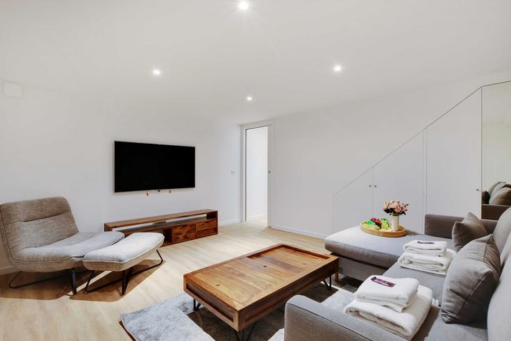Salle de séjour élégante avec mobilier moderne dans un appartement à Building Rue Camille Tahan - checkmyguest - 1350418 à 18th arrondissement, Paris Salle de séjour élégante avec mobilier moderne dans un appartement à Building Rue Camille Tahan - checkmyguest - 1350418 à 18th arrondissement, Paris