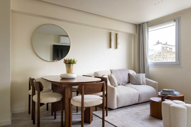 Elegante sala de estar con mobiliario moderno en un apartamento en Building Rue de Ponthieu - checkmyguest - 1350170 en 8th arrondissement, Paris Elegante sala de estar con mobiliario moderno en un apartamento en Building Rue de Ponthieu - checkmyguest - 1350170 en 8th arrondissement, Paris