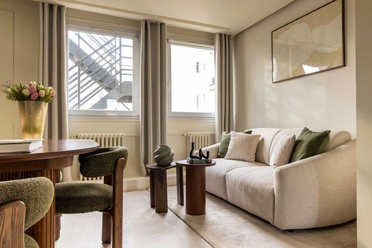 Building Rue de Ponthieu - checkmyguest - 1350175 adresindeki bir dairede modern mobilyalarla zarif bir şekilde tasarlanmış oturma odası 8th arrondissement, Paris Building Rue de Ponthieu - checkmyguest - 1350175 adresindeki bir dairede modern mobilyalarla zarif bir şekilde tasarlanmış oturma odası 8th arrondissement, Paris