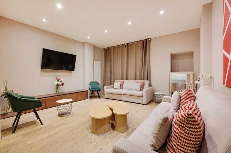 Salle de séjour élégante avec mobilier moderne dans un appartement à Building Rue Notre Dame de Recouvrance - checkmyguest - 1350403 à 2nd arrondissement, Paris