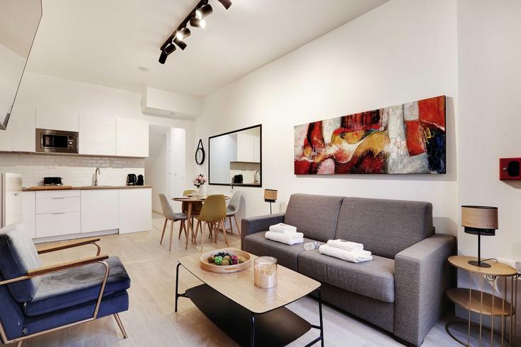 Building Boulevard Marguerite de Rochechouart - checkmyguest - 1351013 adresindeki bir dairede modern mobilyalarla zarif bir şekilde tasarlanmış oturma odası 18th arrondissement, Paris Building Boulevard Marguerite de Rochechouart - checkmyguest - 1351013 adresindeki bir dairede modern mobilyalarla zarif bir şekilde tasarlanmış oturma odası 18th arrondissement, Paris