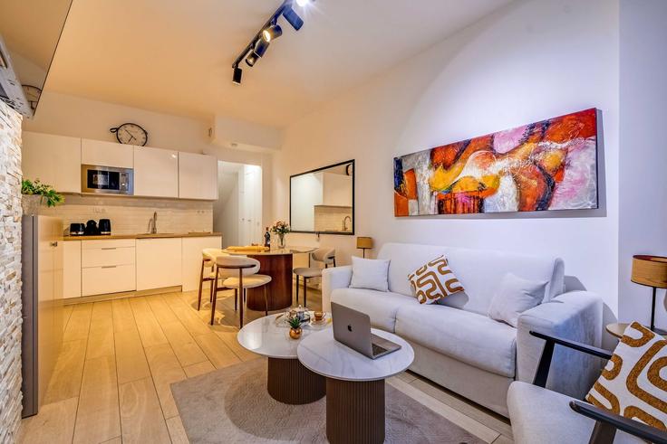 Elegant gestaltetes Wohnzimmer mit moderner Einrichtung in einer Wohnung im Building Boulevard Marguerite de Rochechouart - checkmyguest - 1351013 in 18th arrondissement, Paris Elegant gestaltetes Wohnzimmer mit moderner Einrichtung in einer Wohnung im Building Boulevard Marguerite de Rochechouart - checkmyguest - 1351013 in 18th arrondissement, Paris