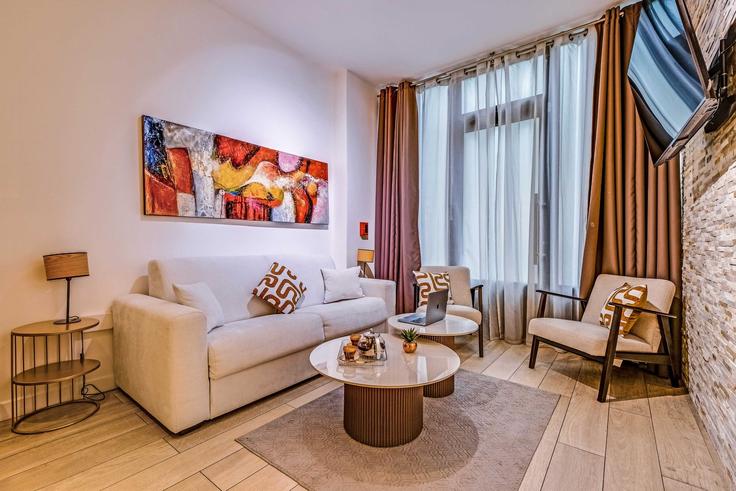 Elegante sala de estar con mobiliario moderno en un apartamento en Building Boulevard Marguerite de Rochechouart - checkmyguest - 1351013 en 18th arrondissement, Paris Elegante sala de estar con mobiliario moderno en un apartamento en Building Boulevard Marguerite de Rochechouart - checkmyguest - 1351013 en 18th arrondissement, Paris