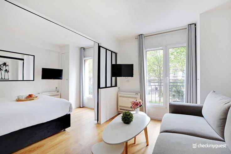 Salle de séjour élégante avec mobilier moderne dans un appartement à Building Boulevard Marguerite de Rochechouart - checkmyguest - 1350956 à 18th arrondissement, Paris Salle de séjour élégante avec mobilier moderne dans un appartement à Building Boulevard Marguerite de Rochechouart - checkmyguest - 1350956 à 18th arrondissement, Paris