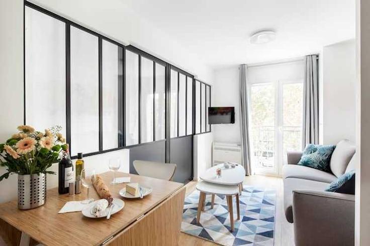 Sala de estar elegantemente projetada com móveis modernos em um apartamento no Building Boulevard Marguerite de Rochechouart - checkmyguest - 1350998 em 18th arrondissement, Paris