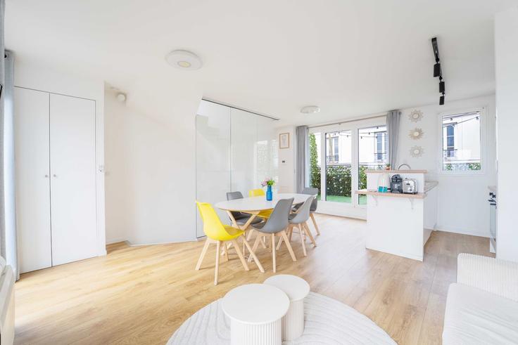 Building Boulevard Marguerite de Rochechouart - checkmyguest - 1350999 adresindeki bir dairede modern mobilyalarla zarif bir şekilde tasarlanmış oturma odası 18th arrondissement, Paris Building Boulevard Marguerite de Rochechouart - checkmyguest - 1350999 adresindeki bir dairede modern mobilyalarla zarif bir şekilde tasarlanmış oturma odası 18th arrondissement, Paris