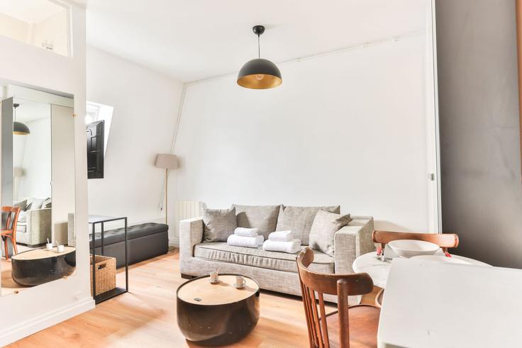 Sala de estar elegantemente projetada com móveis modernos em um apartamento no Building Avenue Raymond Poincaré - checkmyguest - 1350948 em 16th arrondissement, Paris