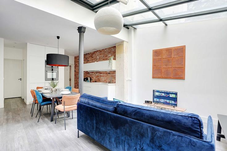 Elegant gestaltetes Wohnzimmer mit moderner Einrichtung in einer Wohnung im Building Rue du Delta - checkmyguest - 1350831 in 9th arrondissement, Paris