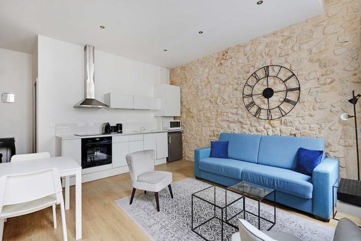 Salle de séjour élégante avec mobilier moderne dans un appartement à Building Rue Tiquetonne - checkmyguest - 1350822 à 2nd arrondissement, Paris