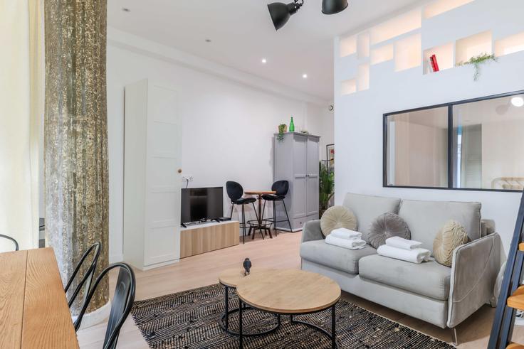 Salle de séjour élégante avec mobilier moderne dans un appartement à Building Rue Raynouard - checkmyguest - 1350474 à 16th arrondissement, Paris