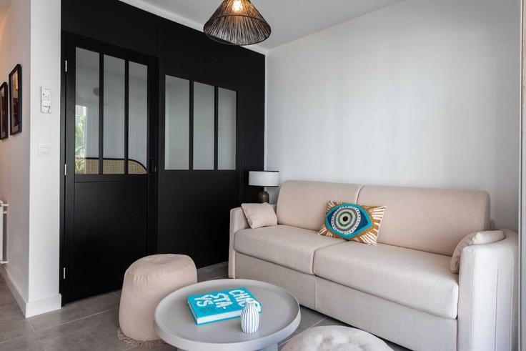 Elegant gestaltetes Wohnzimmer mit moderner Einrichtung in einer Wohnung im Building Avenue Guy de Maupassant - checkmyguest - 1350468 in Antibes, Antibes Elegant gestaltetes Wohnzimmer mit moderner Einrichtung in einer Wohnung im Building Avenue Guy de Maupassant - checkmyguest - 1350468 in Antibes, Antibes