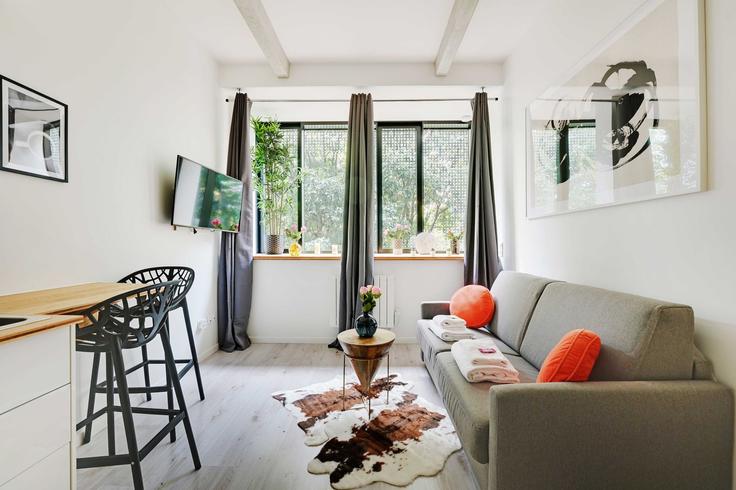 Salle de séjour élégante avec mobilier moderne dans un appartement à Building Rue de la Colonie - checkmyguest - 1351011 à 13th arrondissement, Paris