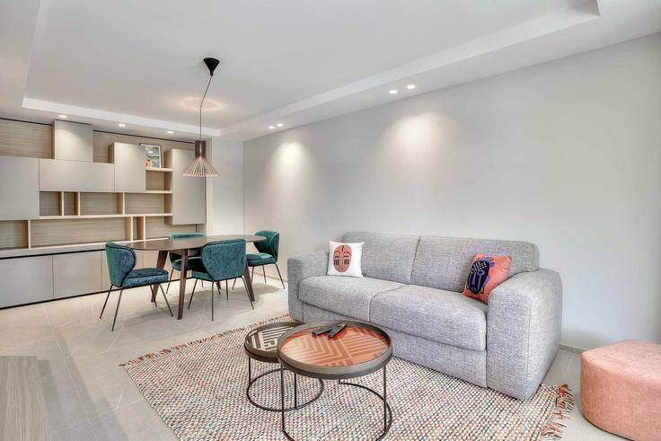 Cannes, Cannes에 위치한 Building Rue Jean Jaures - checkmyguest - 1350464 아파트의 세련된 인테리어가 돋보이는 거실 Cannes, Cannes에 위치한 Building Rue Jean Jaures - checkmyguest - 1350464 아파트의 세련된 인테리어가 돋보이는 거실