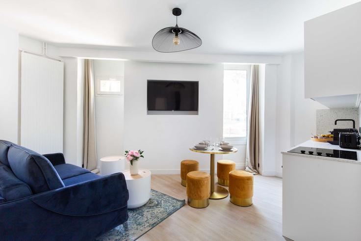 Building Rue Saint Charles - checkmyguest - 1350981 adresindeki bir dairede modern mobilyalarla zarif bir şekilde tasarlanmış oturma odası 15th arrondissement, Paris