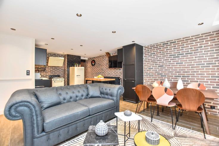 Paris 3rd arrondissementのBuilding Rue Notre Dame de Nazareth - checkmyguest - 1349102のアパートメントにある、モダンな家具を備えたエレガントなデザインのリビングルーム