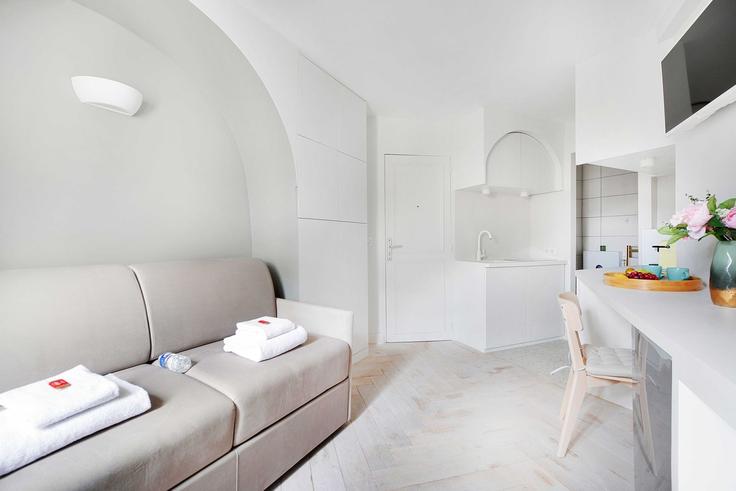 Salle de séjour élégante avec mobilier moderne dans un appartement à Building Rue des Saussaies - checkmyguest - 1351126 à 8th arrondissement, Paris