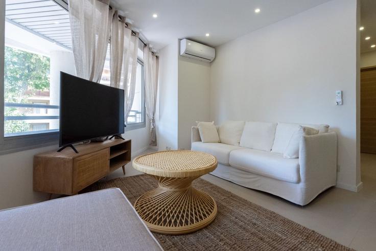 Sala de estar elegantemente projetada com móveis modernos em um apartamento no Building Rue Saint-Honorat - checkmyguest - 1350522 em Antibes, Antibes