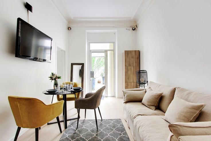 Sala de estar elegantemente projetada com móveis modernos em um apartamento no Building Rue Béranger - checkmyguest - 1350516 em 3rd arrondissement, Paris