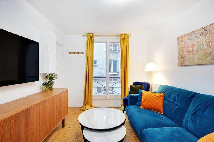 Elegante sala de estar con mobiliario moderno en un apartamento en Building Rue de Lancry - checkmyguest - 1350361 en 10th arrondissement, Paris