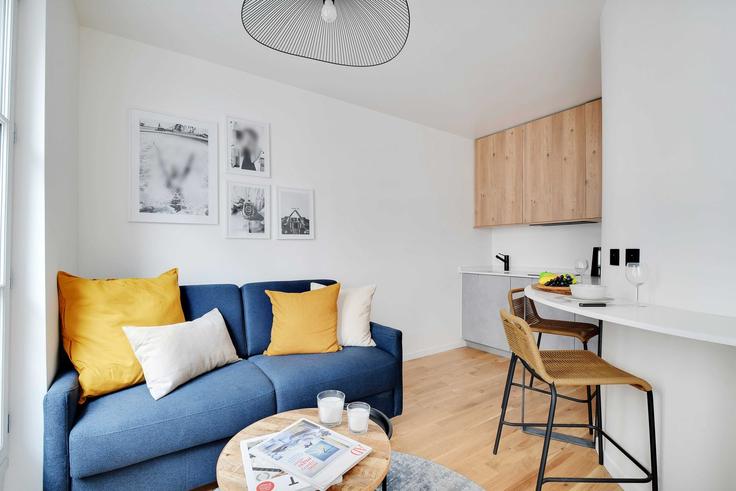 Sala de estar elegantemente projetada com móveis modernos em um apartamento no Building Rue Crémieux - checkmyguest - 1350710 em 12th arrondissement, Paris