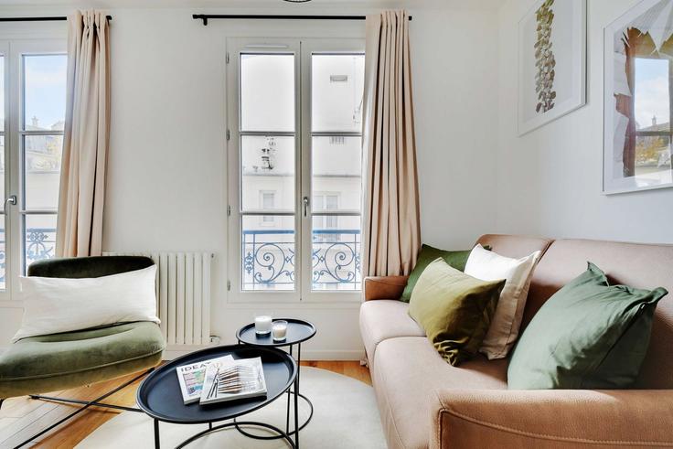 Salle de séjour élégante avec mobilier moderne dans un appartement à Building Rue Crémieux - checkmyguest - 1350539 à 12th arrondissement, Paris Salle de séjour élégante avec mobilier moderne dans un appartement à Building Rue Crémieux - checkmyguest - 1350539 à 12th arrondissement, Paris