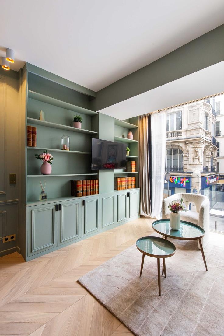 Elegant gestaltetes Wohnzimmer mit moderner Einrichtung in einer Wohnung im Building Rue Saint Denis - checkmyguest - 1351043 in 2nd arrondissement, Paris