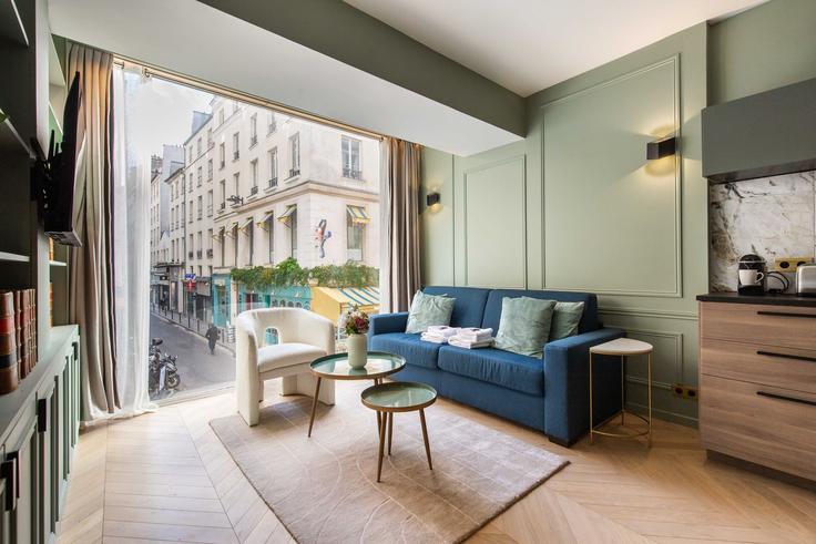 Elegant gestaltetes Wohnzimmer mit moderner Einrichtung in einer Wohnung im Building Rue Saint Denis - checkmyguest - 1351043 in 2nd arrondissement, Paris Elegant gestaltetes Wohnzimmer mit moderner Einrichtung in einer Wohnung im Building Rue Saint Denis - checkmyguest - 1351043 in 2nd arrondissement, Paris