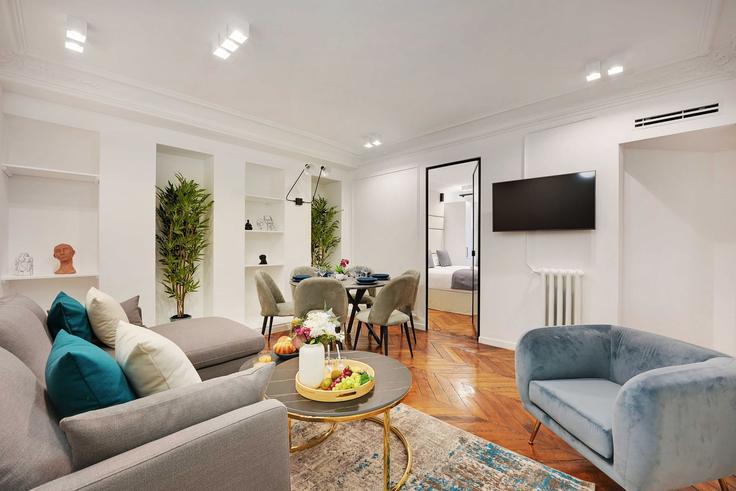 Sala de estar elegantemente projetada com móveis modernos em um apartamento no Building Rue Saint-Lazare - checkmyguest - 1350320 em 9th arrondissement, Paris