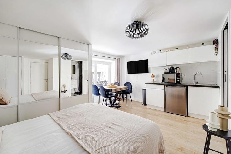 Paris 2nd arrondissementのBuilding Boulevard des Italiens - checkmyguest - 1350921のアパートメントにある、モダンな家具を備えたエレガントなデザインのリビングルーム Paris 2nd arrondissementのBuilding Boulevard des Italiens - checkmyguest - 1350921のアパートメントにある、モダンな家具を備えたエレガントなデザインのリビングルーム