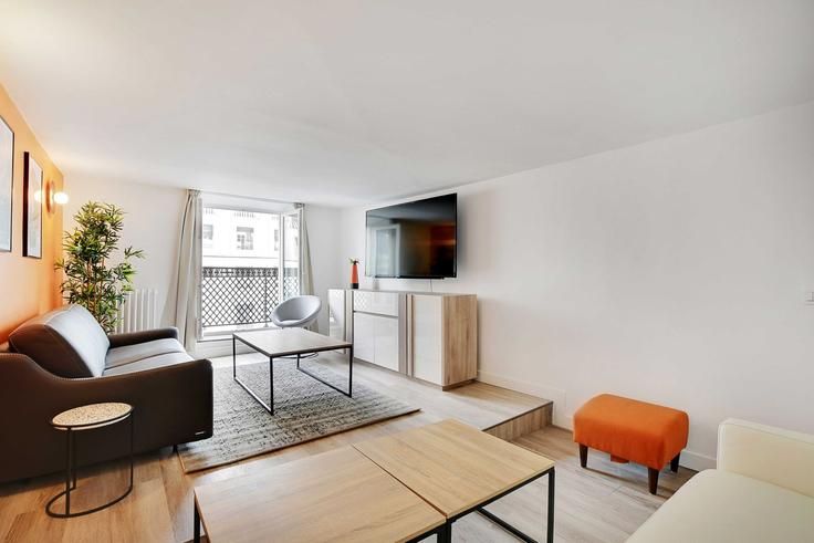 Building Boulevard des Italiens - checkmyguest - 1350866 adresindeki bir dairede modern mobilyalarla zarif bir şekilde tasarlanmış oturma odası 2nd arrondissement, Paris