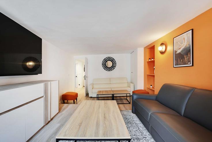 Paris 2nd arrondissementのBuilding Boulevard des Italiens - checkmyguest - 1350866のアパートメントにある、モダンな家具を備えたエレガントなデザインのリビングルーム Paris 2nd arrondissementのBuilding Boulevard des Italiens - checkmyguest - 1350866のアパートメントにある、モダンな家具を備えたエレガントなデザインのリビングルーム