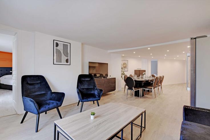 Paris 2nd arrondissementのBuilding Boulevard des Italiens - checkmyguest - 1350979のアパートメントにある、モダンな家具を備えたエレガントなデザインのリビングルーム