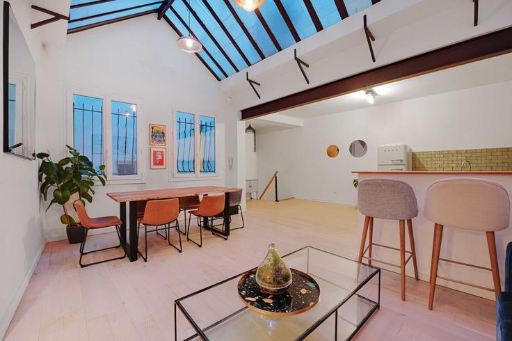 Elegante sala de estar con mobiliario moderno en un apartamento en Building Rue Saint-Joseph - checkmyguest - 1348656 en 2nd arrondissement, Paris