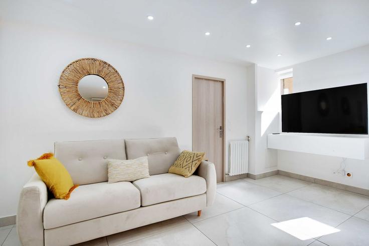 Elegante sala de estar con mobiliario moderno en un apartamento en Building Avenue de Flandre - checkmyguest - 1351000 en 19th arrondissement, Paris