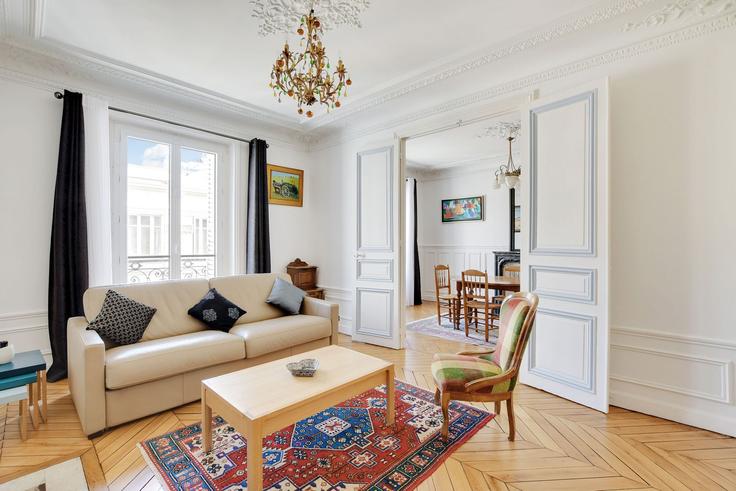 Elegante sala de estar con mobiliario moderno en un apartamento en Building Rue de Valenciennes - checkmyguest - 1351170 en 10th arrondissement, Paris