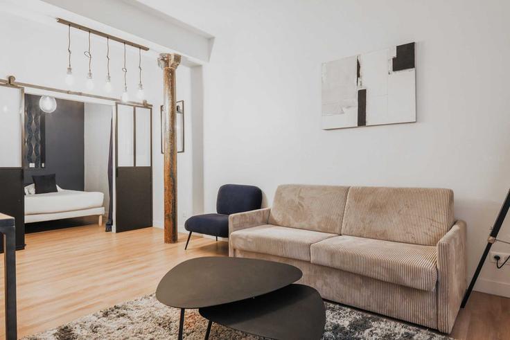 Sala de estar elegantemente projetada com móveis modernos em um apartamento no Building Passage Saint-Pierre Amelot - checkmyguest - 1350971 em 11th arrondissement, Paris Sala de estar elegantemente projetada com móveis modernos em um apartamento no Building Passage Saint-Pierre Amelot - checkmyguest - 1350971 em 11th arrondissement, Paris