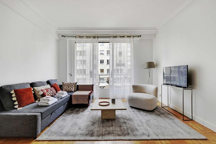 Elegant gestaltetes Wohnzimmer mit moderner Einrichtung in einer Wohnung im Building Avenue Henri Martin - checkmyguest - 1350958 in 16th arrondissement, Paris