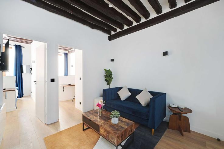 Paris 5th arrondissementのBuilding Rue Xavier Privas - checkmyguest - 1350092のアパートメントにある、モダンな家具を備えたエレガントなデザインのリビングルーム