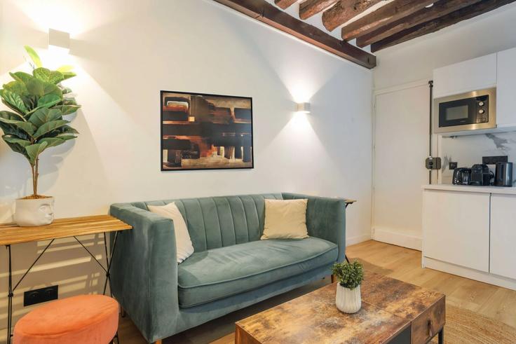 Sala de estar elegantemente projetada com móveis modernos em um apartamento no Building Rue Xavier Privas - checkmyguest - 1350258 em 5th arrondissement, Paris